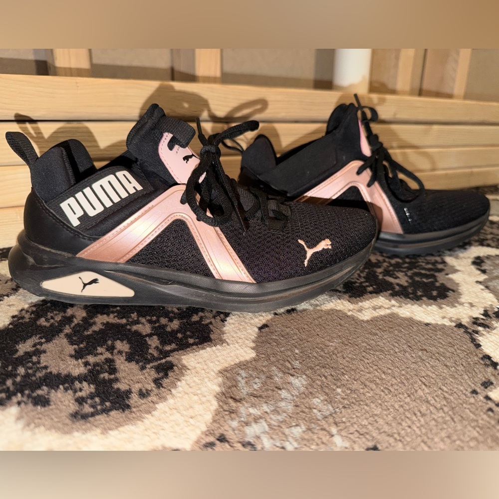 PUMA Women's 7.5 Black and Pink Athletic Sneaker